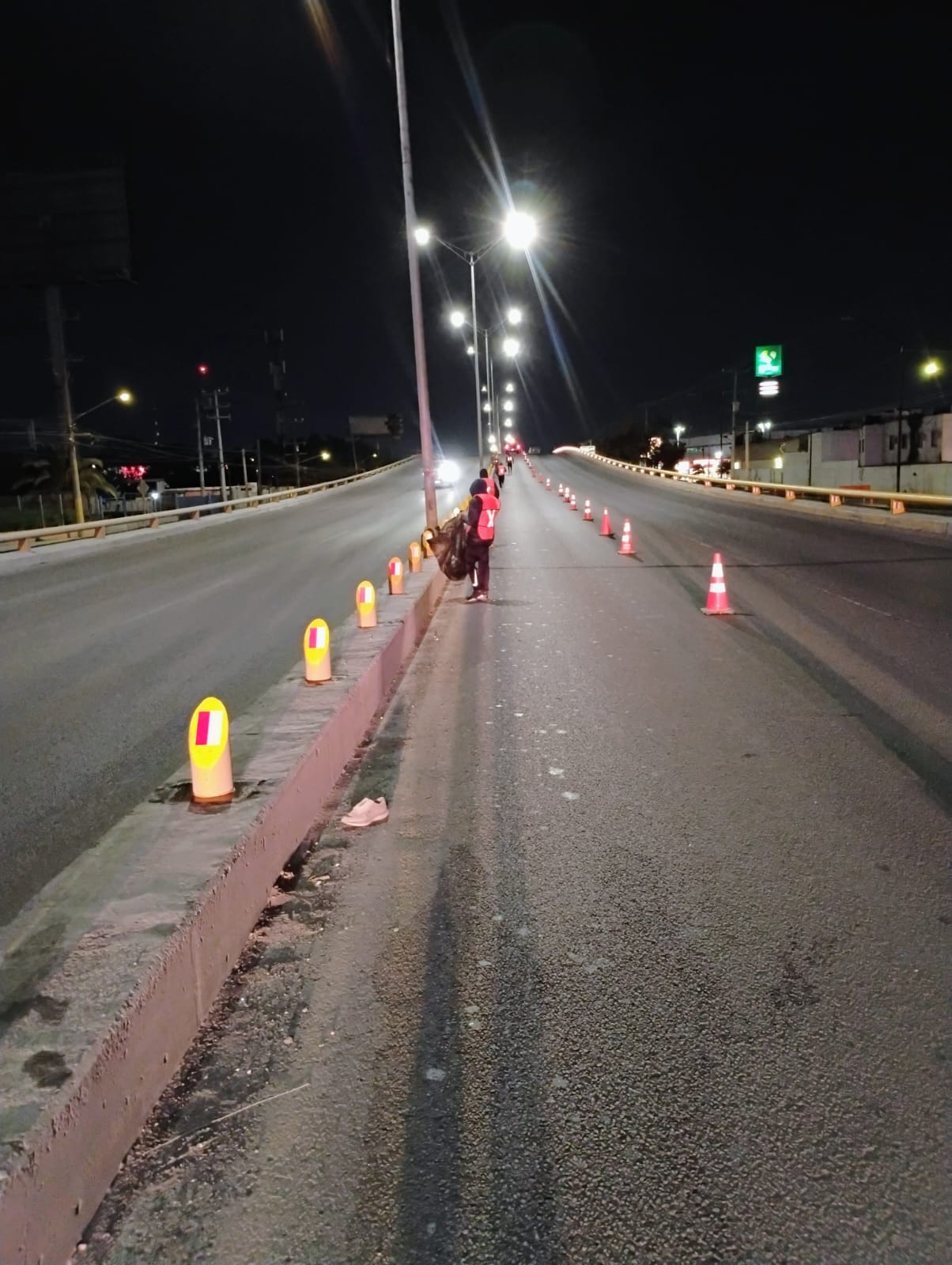 Supervisión final de la instalación de reflejantes en el puente Laredo-Juárez